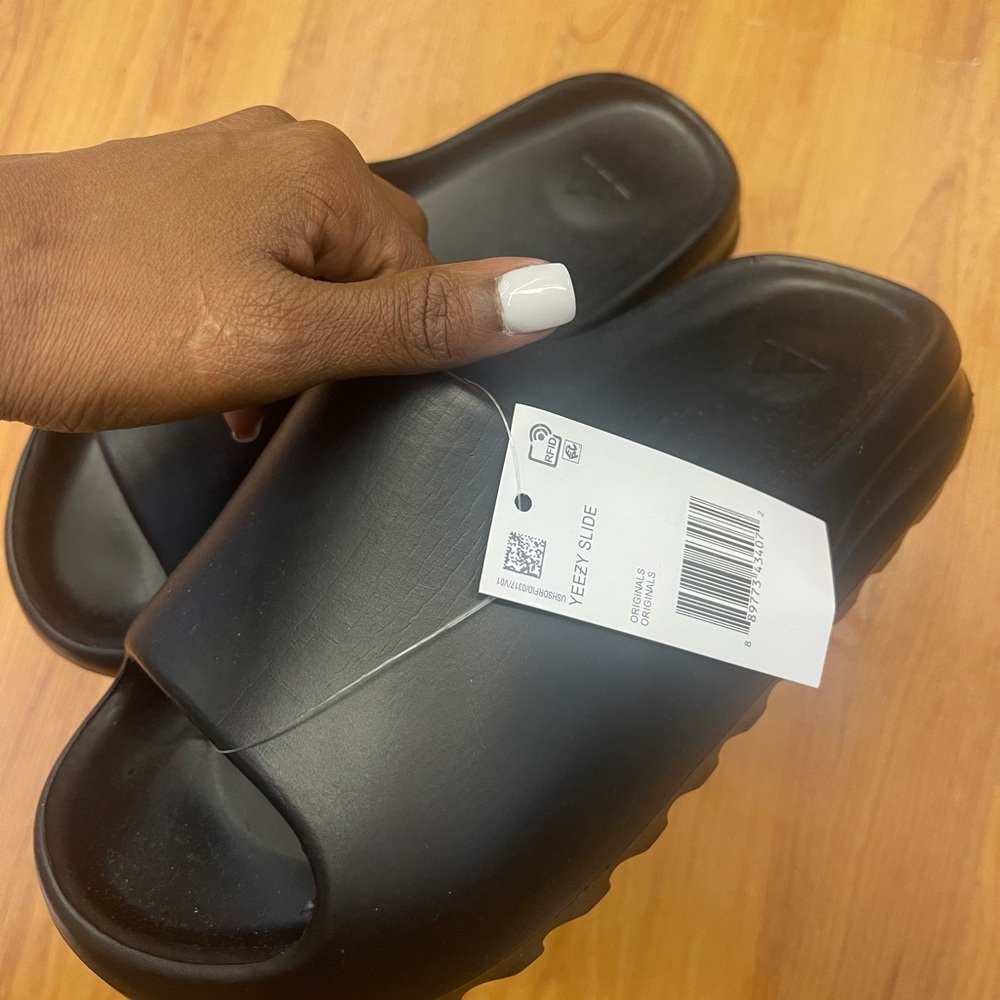 New never worn all black yeezy size 6